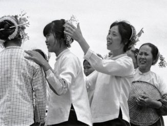 鮮花插在美髮上 1987 福建 周鑫泉攝影